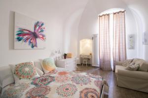 een woonkamer met een bed en een bank bij Beatitudinem in Gioia del Colle