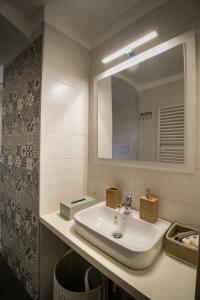 een badkamer met een wastafel en een spiegel bij Beatitudinem in Gioia del Colle