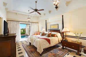 TV a/nebo společenská místnost v ubytování The Oberoi Udaivilas Udaipur