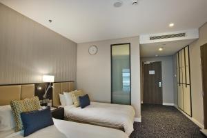 Uma cama ou camas num quarto em Ambassador Transit Hotel - Terminal 3