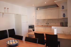 - une cuisine et une salle à manger avec une table et des chaises dans l'établissement Son Quimet, à Cadaqués