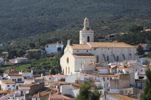 une église blanche au sommet d'un village dans l'établissement Son Quimet, à Cadaqués