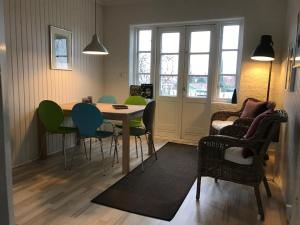 Guesthouse Copenhagen Beach في كوبنهاغن: غرفة معيشة مع طاولة وكراسي وأريكة