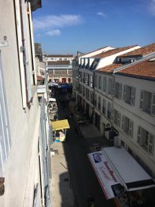 einen Blick über eine Stadtstraße mit Gebäuden in der Unterkunft Appartements Les Rochelais in La Rochelle