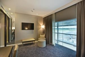 TV a/nebo společenská místnost v ubytování Ambassador Transit Hotel - Terminal 3 + 30 fotografií
