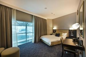 Un pat sau paturi într-o cameră la Ambassador Transit Hotel - Terminal 3