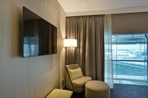 Uma televisão e/ou sistema de entretenimento em Ambassador Transit Hotel - Terminal 3