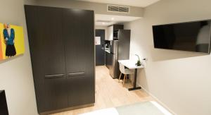 TV a/nebo společenská místnost v ubytování Studio 8 Residences - Adults Only