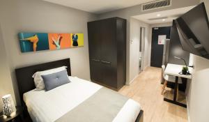 Postel nebo postele na pokoji v ubytování Studio 8 Residences - Adults Only