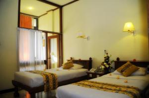 Postel nebo postele na pokoji v ubytování Melasti Beach Resort & Spa Legian