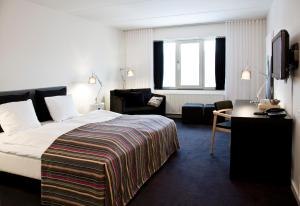 Giường trong phòng chung tại Vejle Center Hotel