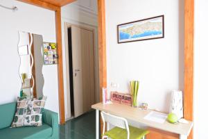 una oficina con escritorio y silla verde en B&B Tecla, en Nápoles