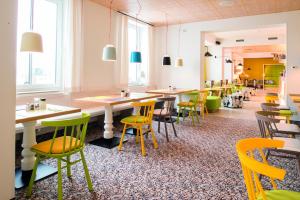 Ein Restaurant oder anderes Speiselokal in der Unterkunft Hey Lou Hotel Piding 