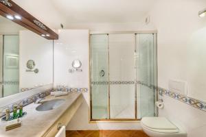 Phòng tắm tại La Vecchia Fonte Boutique Hotel