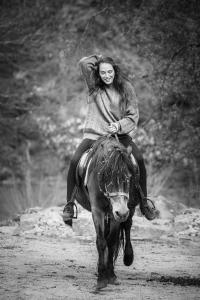 ジェレスにあるQuinta Machado Da Pedra Belaの未舗装の馬に乗る女