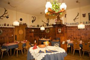 A restaurant or other place to eat at Gasthof Roderich Hotel