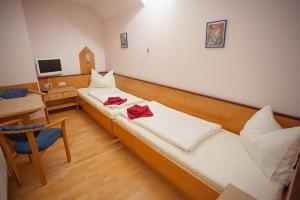 Кровать или кровати в номере Gasthof Roderich Hotel