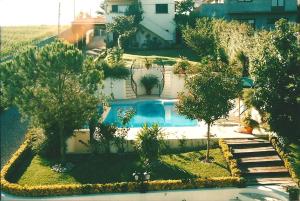 an overhead view of a swimming pool in a yard at Villa d'Arcos in Arcos