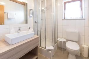 Koupelna v ubytování Hotel Palko + 24 fotografií