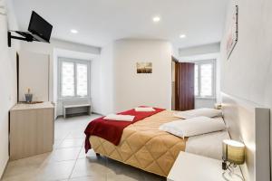 een slaapkamer met een bed en een flatscreen-tv bij Wonderful Time Rome in Rome