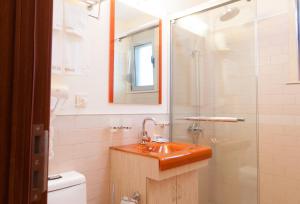een badkamer met een wastafel en een douche bij Hotel Blue Moon in Ulcinj