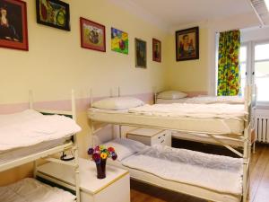 Un pat sau paturi într-o cameră la Hummel Hostel - Historische Stadtvilla mit Garten