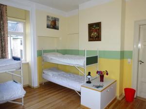 Un pat sau paturi într-o cameră la Hummel Hostel - Historische Stadtvilla mit Garten