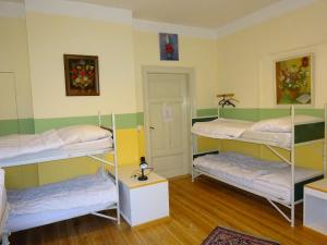 Un pat sau paturi într-o cameră la Hummel Hostel - Historische Stadtvilla mit Garten