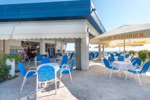 A restaurant or other place to eat at Zenit Hotel