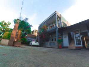 a building with a car parked in front of it at Penginapan Artha in Praya