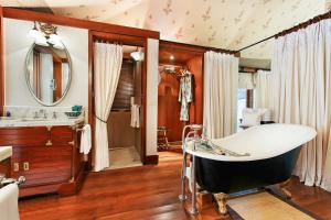 un bagno con vasca e lavandino di The Oberoi Rajvilas Jaipur a Jaipur