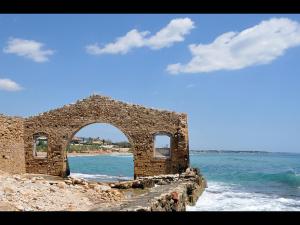 アヴォラにあるAppartamenti Sul Mareの海辺の石造りの建物