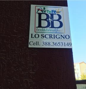 ヴァストにあるB&B Lo Scrignoの煉瓦壁の側面の看板