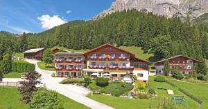 a resort in the mountains with a mountain at Aparthotel Ramsau in Ramsau am Dachstein