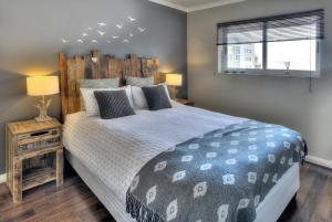 Un dormitorio con una cama grande y una ventana en Portico 802 en Bloubergstrand