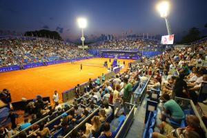 una folla di persone che guardano una partita di tennis in uno stadio di Apartments Sorgo a Novigrad Istria