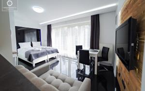 Telewizja i/lub zestaw kina domowego w obiekcie Wonder Home - Apartamenty w cichej i zielonej części Karpacza - z miejscem na grilla i parkingiem