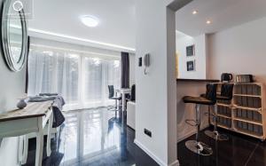 Telewizja i/lub zestaw kina domowego w obiekcie Wonder Home - Apartamenty w cichej i zielonej części Karpacza - z miejscem na grilla i parkingiem