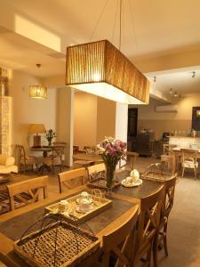 - une salle à manger avec une table et des chaises dans l'établissement Kamares Villas, à Kamáres