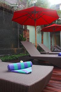 Ein Garten an der Unterkunft ABISHA Hotel Sanur