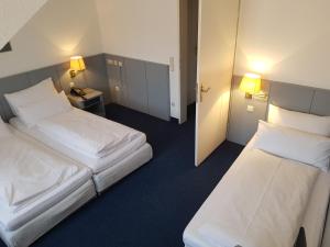 Postel nebo postele na pokoji v ubytování Altstadthotel Augsburg