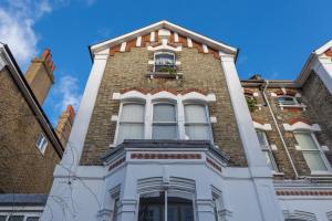 un grand bâtiment en briques avec une fenêtre dans l'établissement The Bockery Suite 1 Chelsea, à Londres