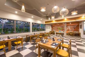 Ein Restaurant oder anderes Speiselokal in der Unterkunft X10 Khaolak Resort 