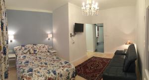 1 dormitorio con cama, sofá y TV en Apartment Philadelphia Vienna, en Viena