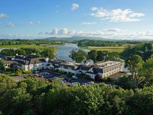 una vista aérea de una ciudad junto a un río en Killyhevlin Lakeside Hotel & Lodges, en Enniskillen