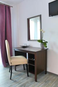 a desk with a mirror and a chair in a room at Pensiunea Mirage in Iaşi