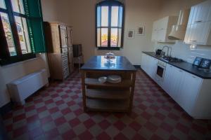 A kitchen or kitchenette at Le stanze del Capostazione