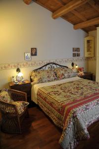 ファブリアーノにあるVilla Villacolleのベッドルーム1室(ベッド1台、テーブル、椅子付)