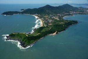 una vista aérea de una isla en el océano en Apartamento linda vista para o mar Penha Parque Beto Carrero, en Penha