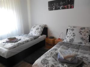 1 dormitorio con 2 camas y ventana en Gemütliche Ferienwohnung en Remscheid